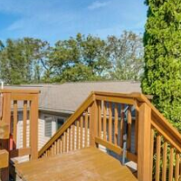 Deep Creek Lake Townhome w/ Deck & Water Views – Affordable hotel in Oakland