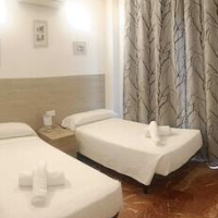 Hostal Nevot – Affordable hotel in Granada