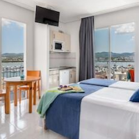Aparthotel Vibra Del Mar - Adults Only – Affordable hotel in Sant Antoni de Portmany
