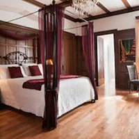 Hôtel Château de l'Argoat – Affordable hotel in Montreal