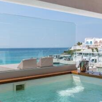 Kosmoplaz Beach Hotel – Affordable hotel in Mykonos
