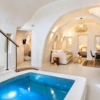 Hill Suites – Affordable hotel in Santorini