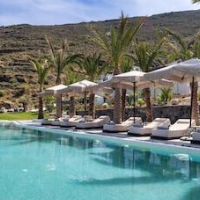 Palm Island – Affordable hotel in Santorini